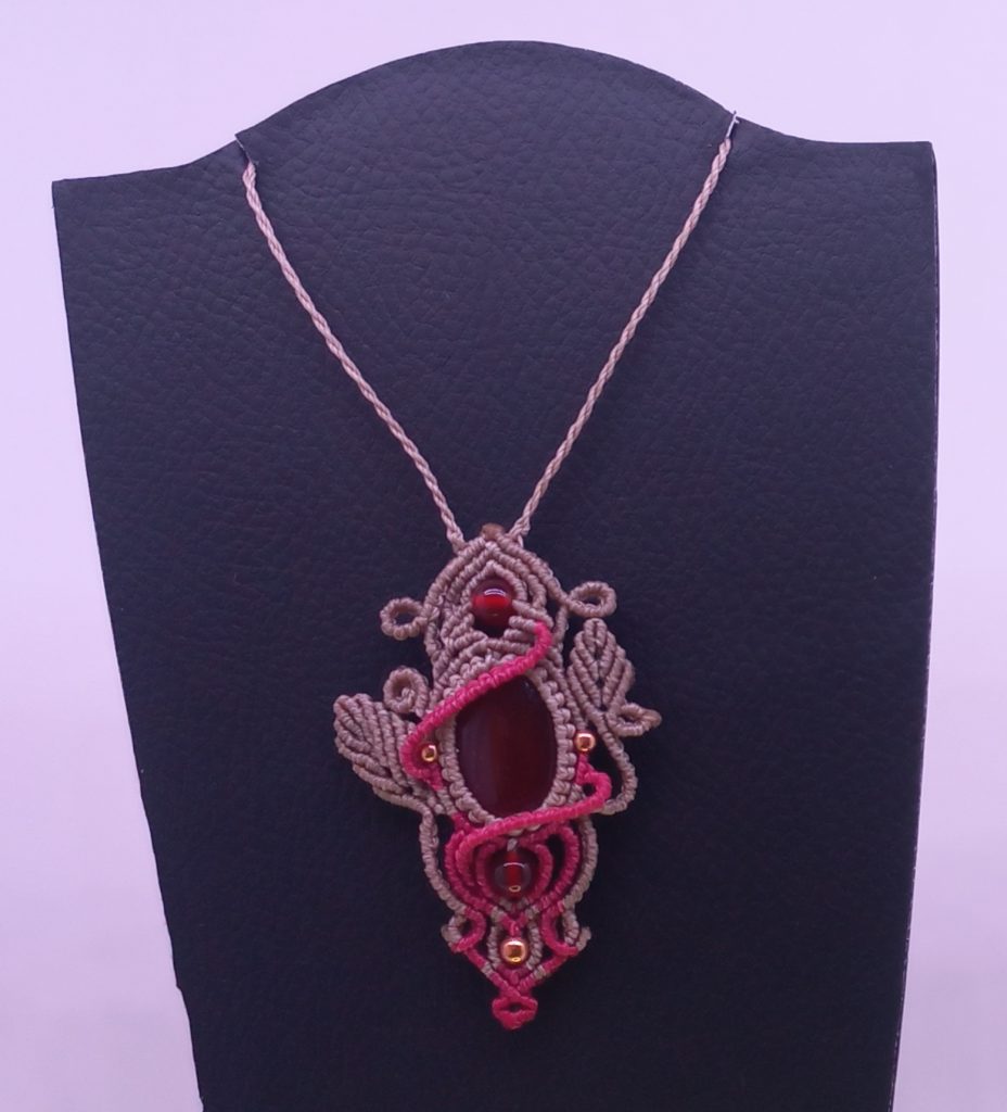 collier red agate