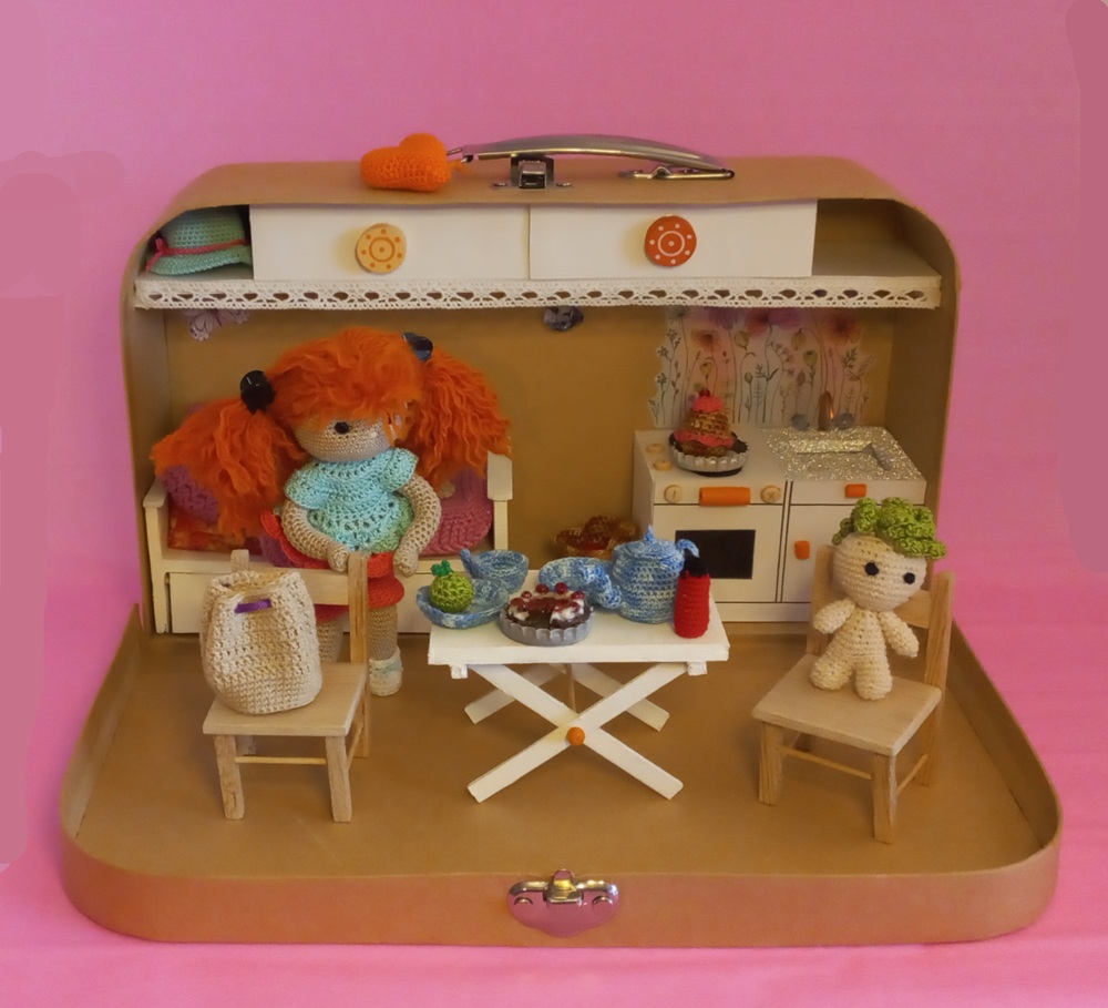 Poupée-valise rousse