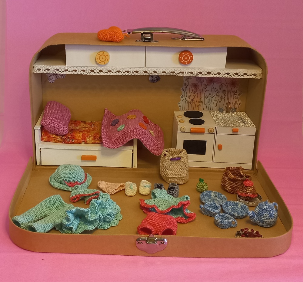 Poupée-valise rousse