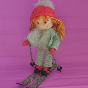 Poupée chatain skieuse