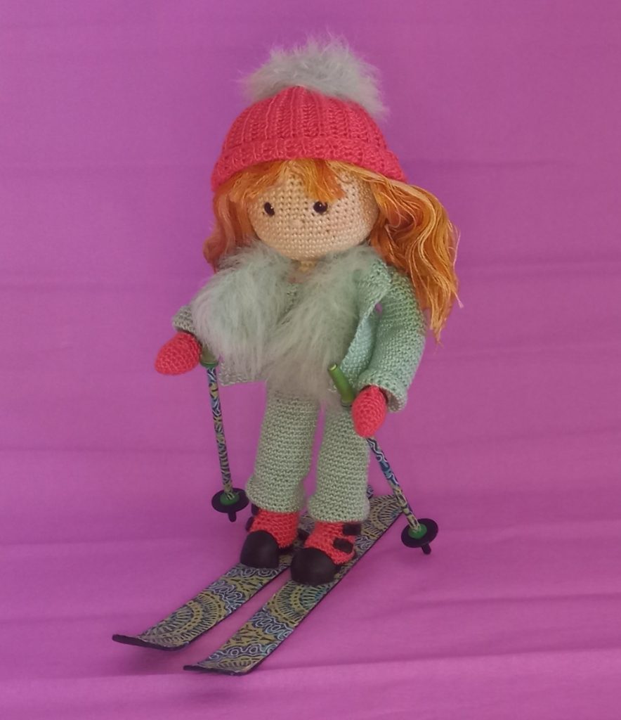 Poupée chatain skieuse