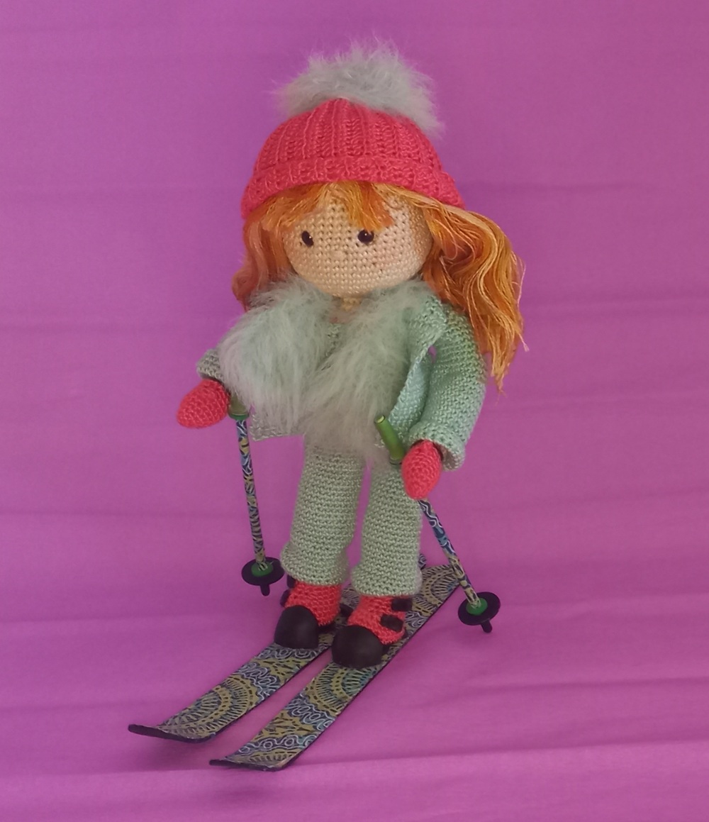 Poupée chatain skieuse