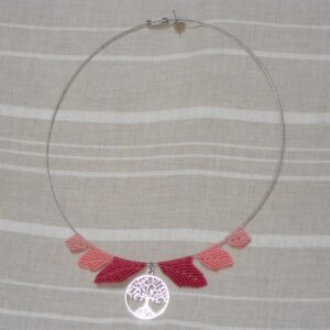 collier feuilles roses