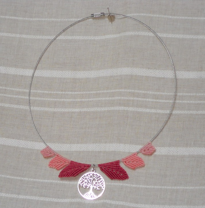 collier feuilles roses