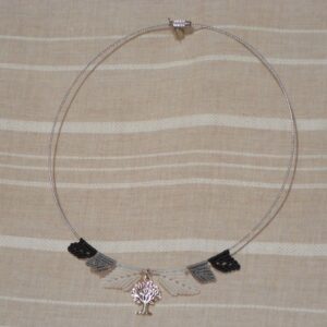 Collier feuilles black and white