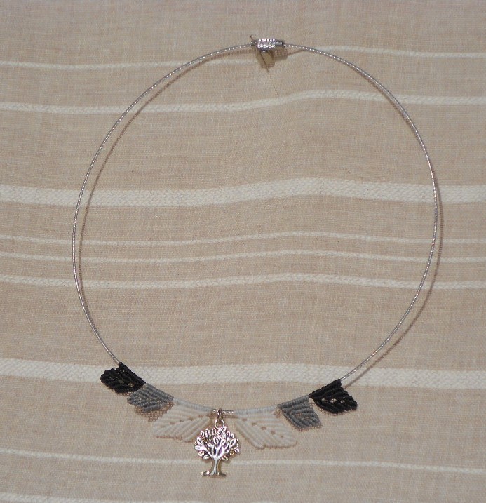 Collier feuilles black and white